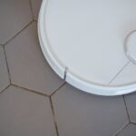 Een moderne robotstofzuiger met leegstation in een nette woonkamer, klaar om efficiënt schoon te maken zonder gebruikersinterventie.