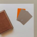 Een ondernemer die een zakelijke rekening opent voor zijn vennootschap onder firma met documenten en een laptop.